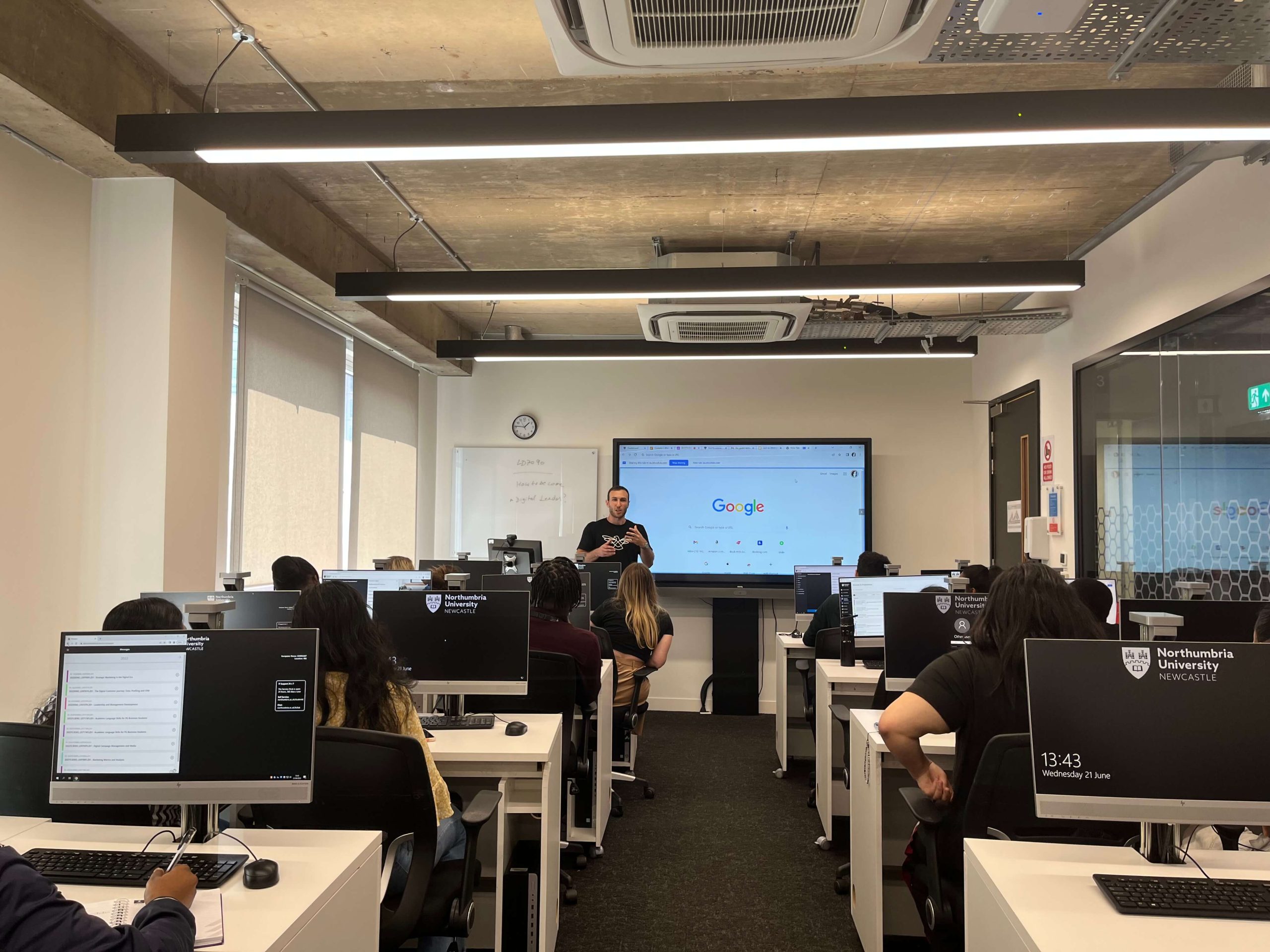 Itamar-Blauer-giving-a-guest-lecture-on-SEO-at-Northumbria-University-scaled